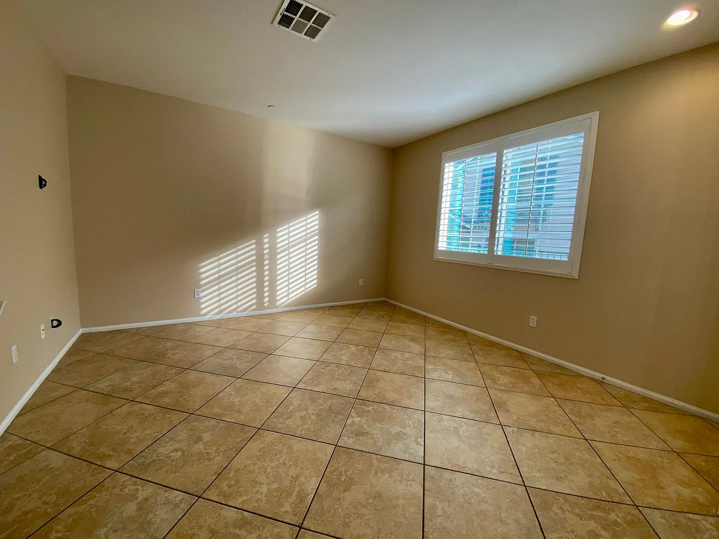 Beautiful 3-Bed, 2.5-Bath Townhouse with 2-Car Garage in North Upland — Photo 4