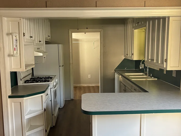 122 S Dixon Ave — Photo 11