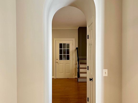 2nd image of 17 Old Woodlands Ct