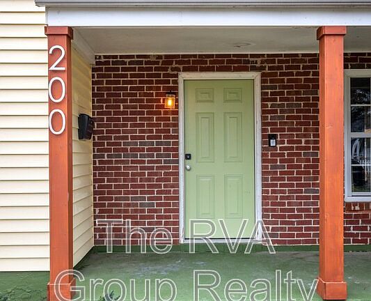 2nd image of 200 W 32nd St