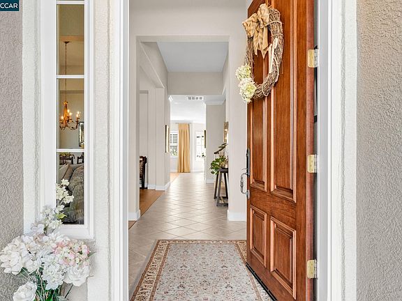 3rd image of 974 Rosehedge Ct