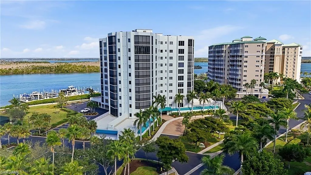 Waterside At Bay Beach — Photo 2