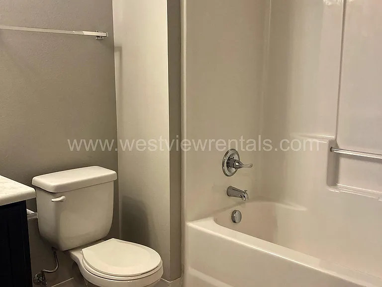203 E Laurel St — Photo 204