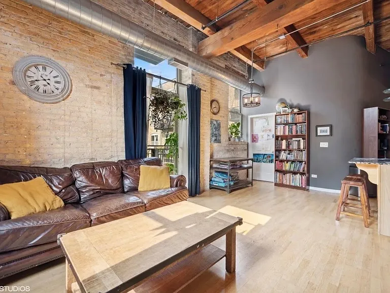 1740 N Maplewood Ave #212 — Photo 6