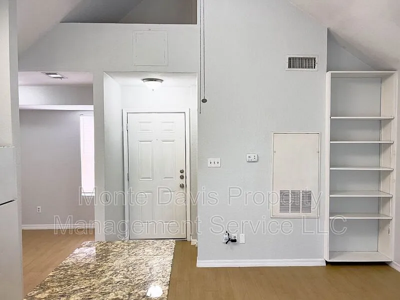 Studio, 1.0 bath, 450 sqft, $925 — Photo 3