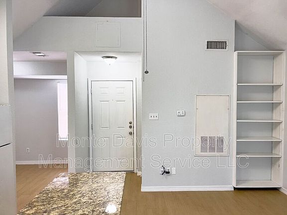 3rd image of 513 S Park Dr APT 302