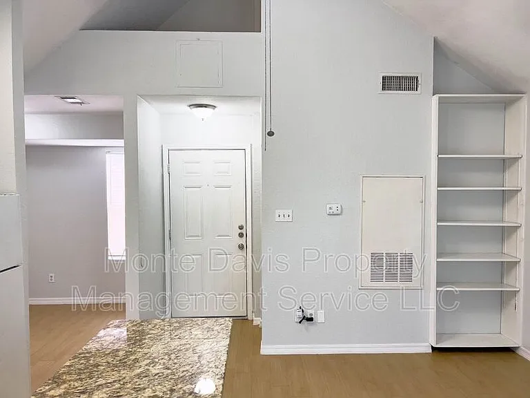 513 S Park Dr #302 — Photo 3