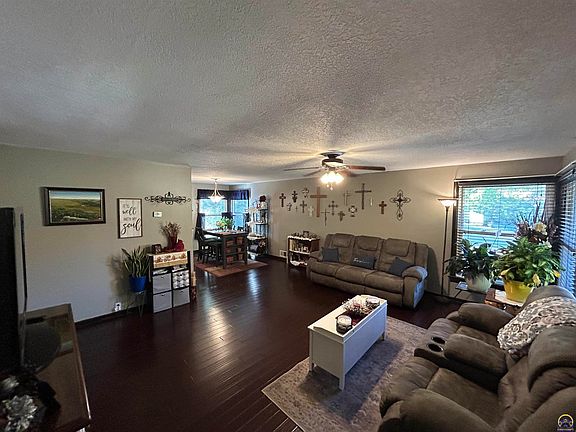 5th image of 947 Oxford Dr