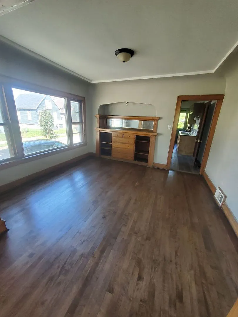 5 Bedroom 2 Bathroom - Single Family — Photo 3