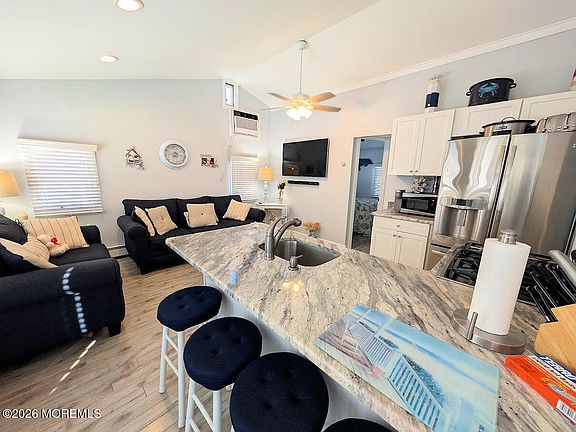 4th image of 111 W Marlin Way