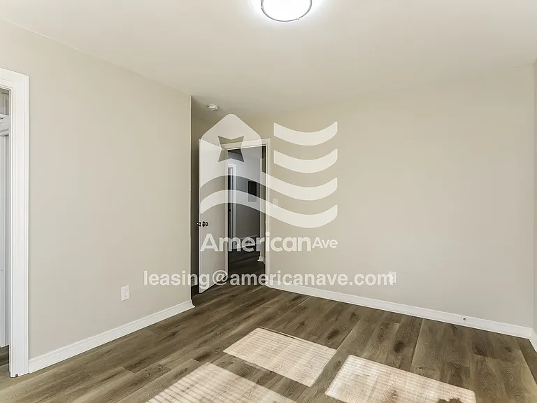 1981639_009_main_bedroom_13737893.jpg