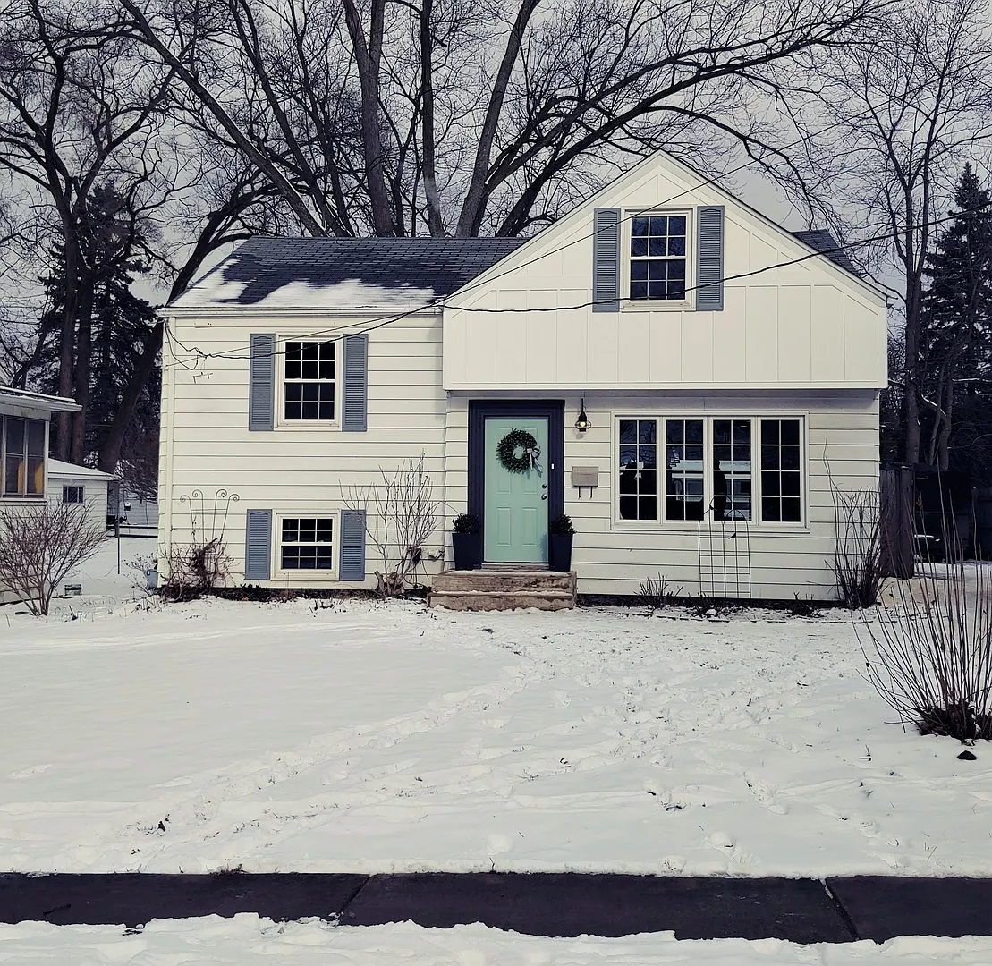 354 Marion Ave photo 1