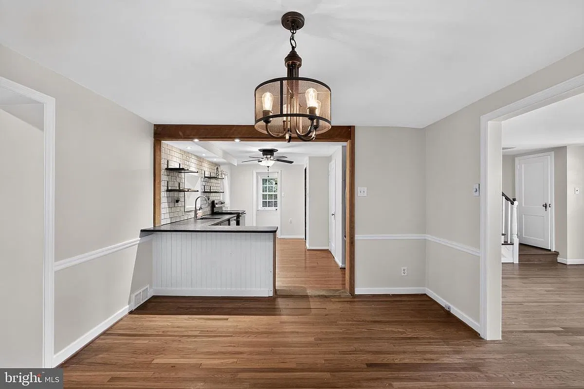 3 bed, 1.5 bath, 1728 sqft, $3,200 — Photo 3