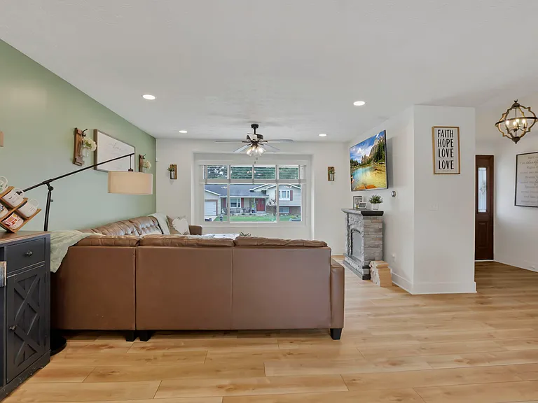 548 Theori Ave — Photo 13