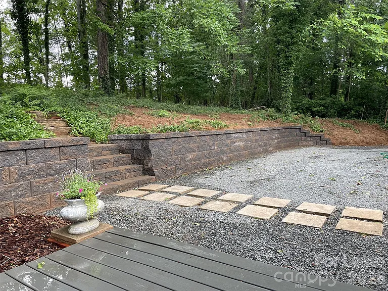 540 Carolyn Ln — Photo 24