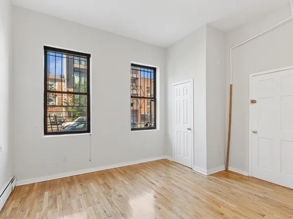 293 Tompkins Avenue image 8 of 28