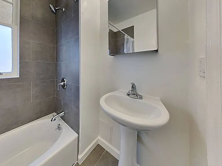 832 Erie St — Photo 11