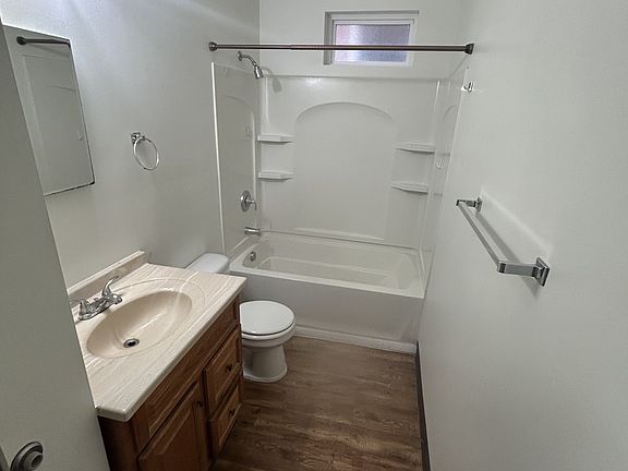4th image of 230 Jasper St #1