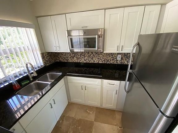 4th image of 901 SE 2nd Ct APT 6