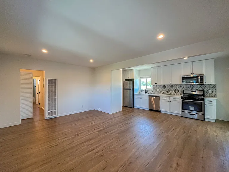 3814 S Bronson Ave — Photo 8