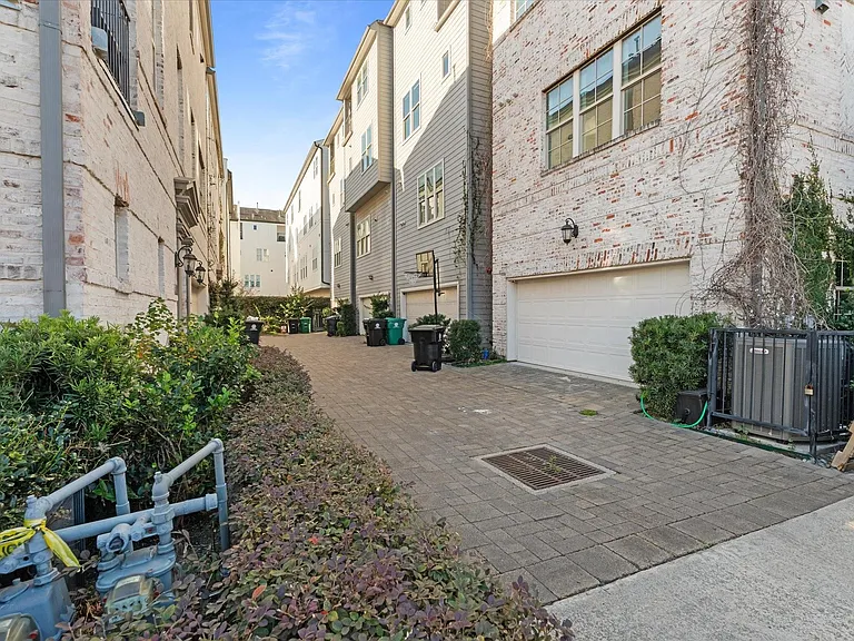 1005 Saint Charles St — Photo 27