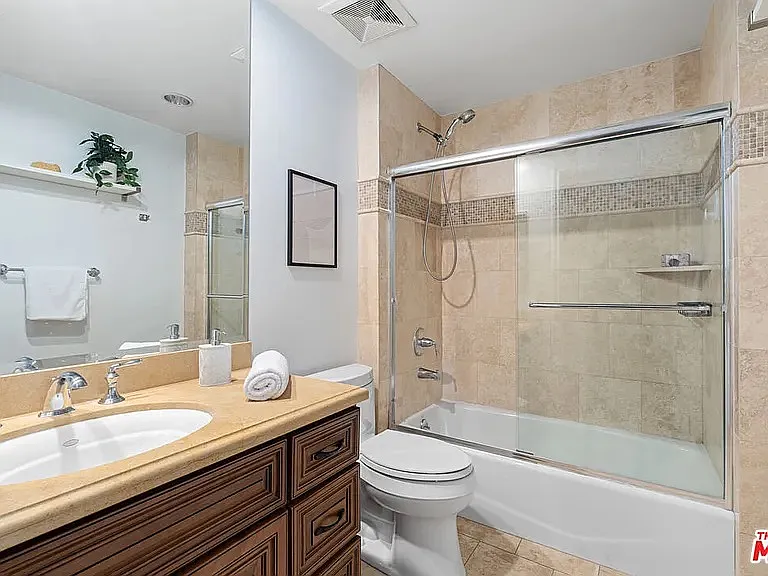 1530 S Centinela Ave #202 — Photo 2