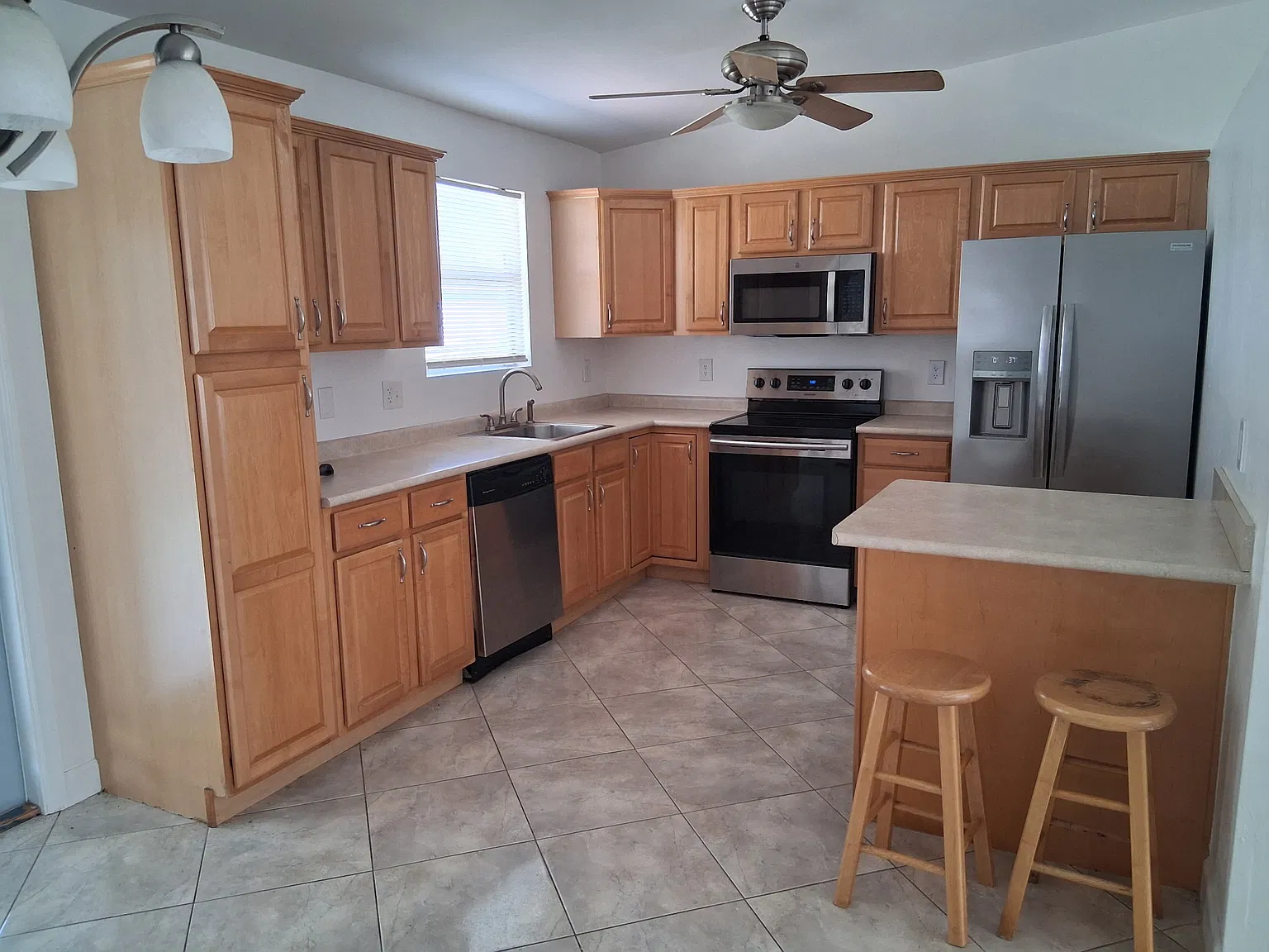 3007 SW 5th Pl — Photo 3
