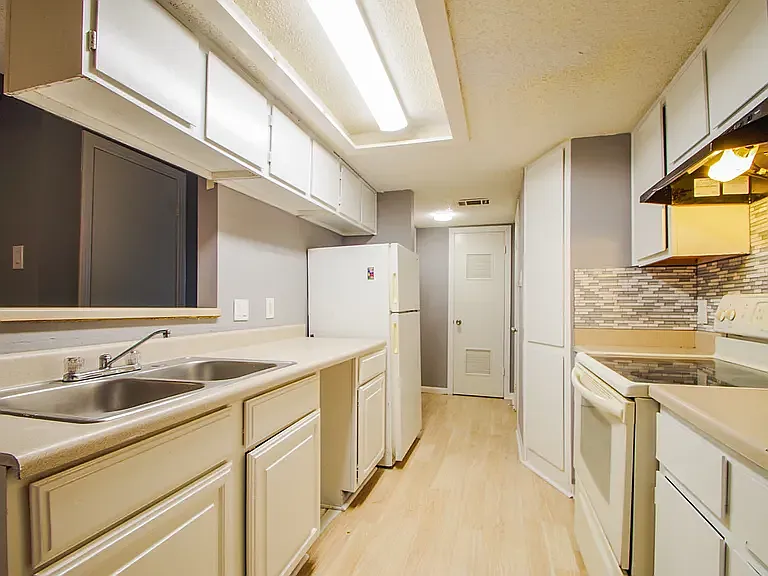 6406 Chimney Creek Cir #B — Photo 3