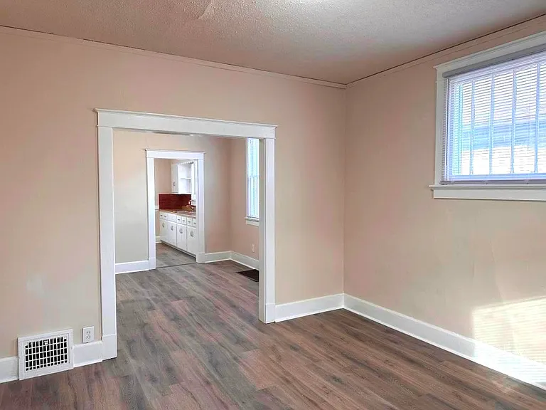 1036 Jefferson Ave — Photo 3