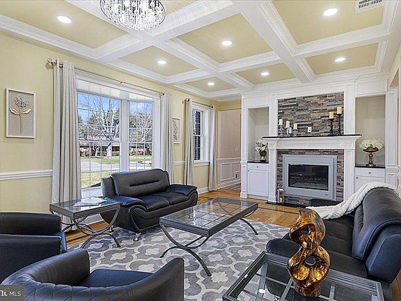 4th image of 535 Village Rd W