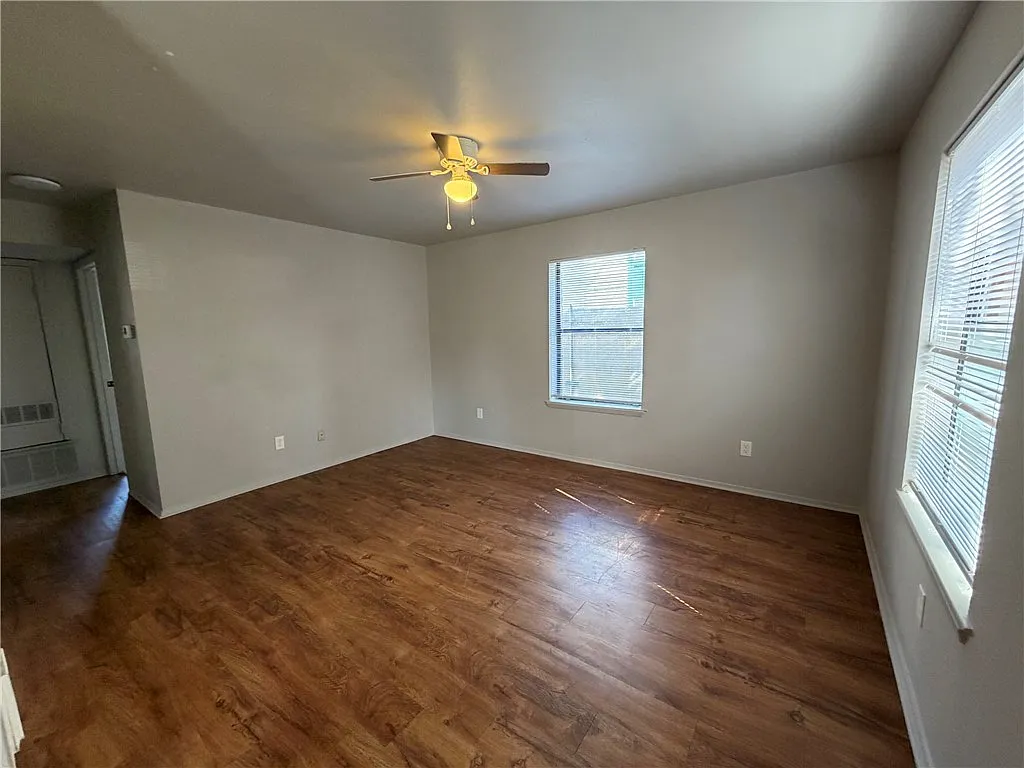 2 bed, 900 sqft, $995 — Photo 4