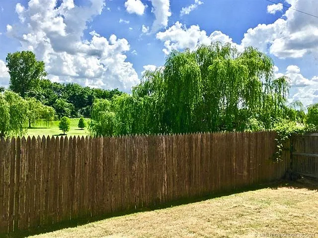 3 bed, 2.0 bath, 1295 sqft, $1,250 — Photo 2