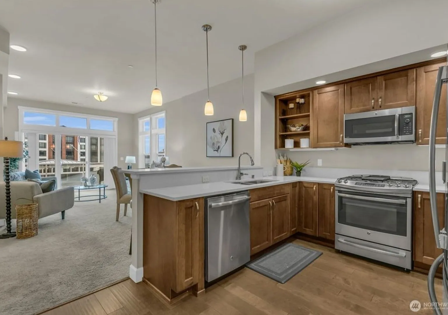 Centurion building @ Ruston area of Tacoma - 3 bedroom 2 bath condo - available now! — Photo 4