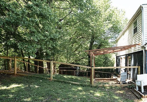 4th image of 906 Weston St