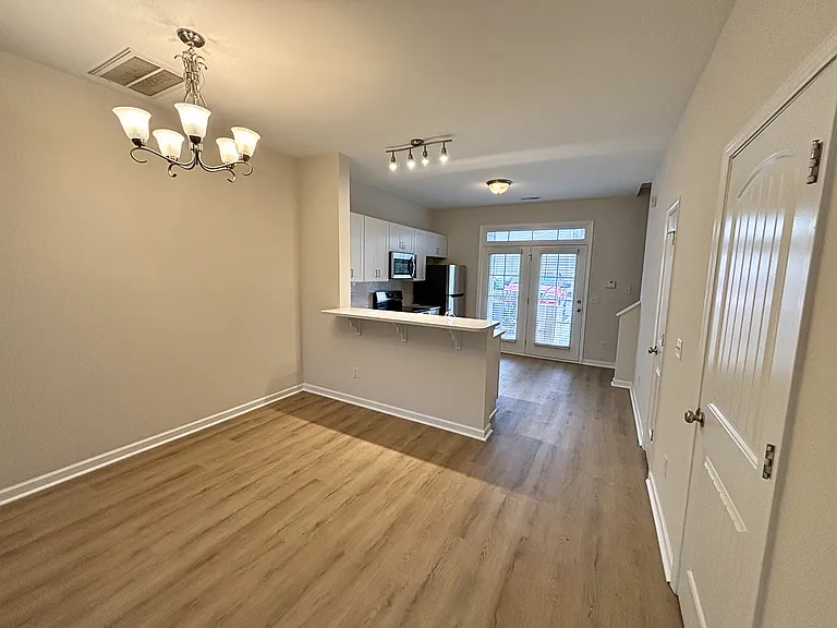 202 Jordan Ln — Photo 4