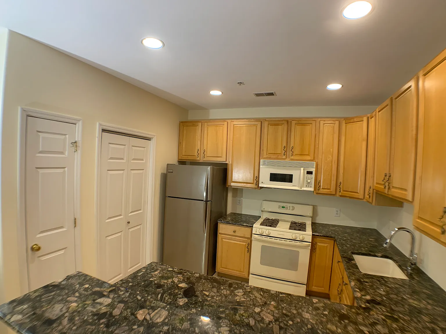 1 bed, 865 sqft, $2,200 — Photo 4