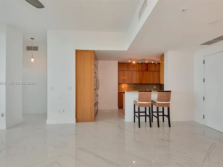 50 S Pointe Dr #2007 — Photo 15