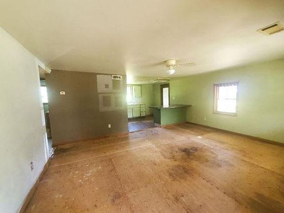 3rd image of 4027 Lesh St NE