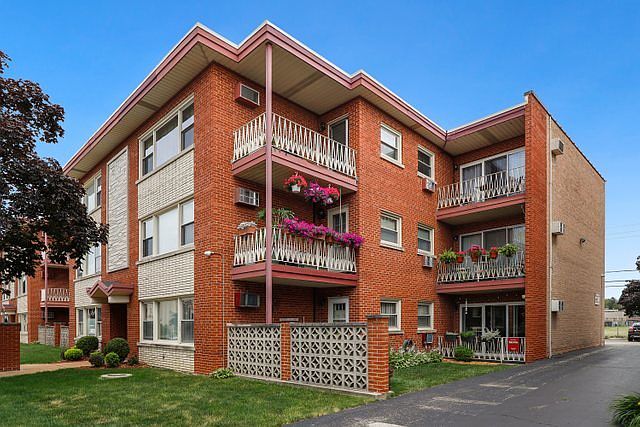 1st image of 3023 N Paris Ave #108