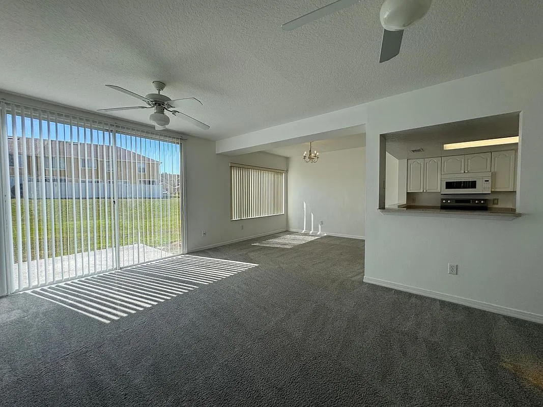 3 bed, 2.5 bath, 1400 sqft, $1,700 — Photo 2