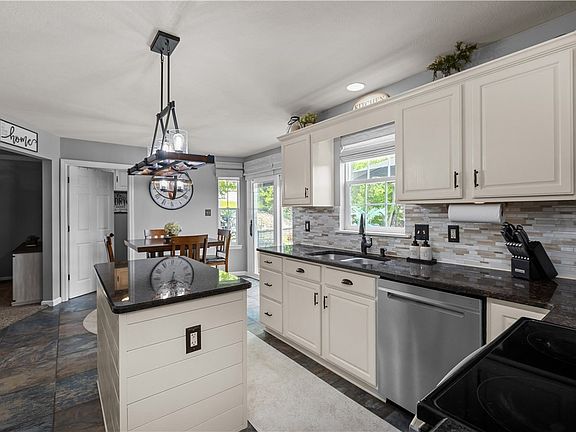 5th image of 165 Bayberry Ln