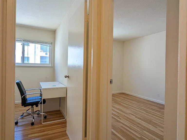 Vanguard Apartments — Photo 27