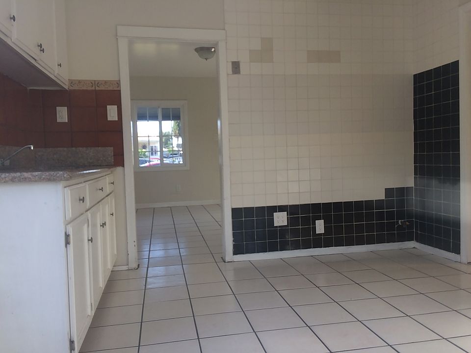 spacious eat in kitchen