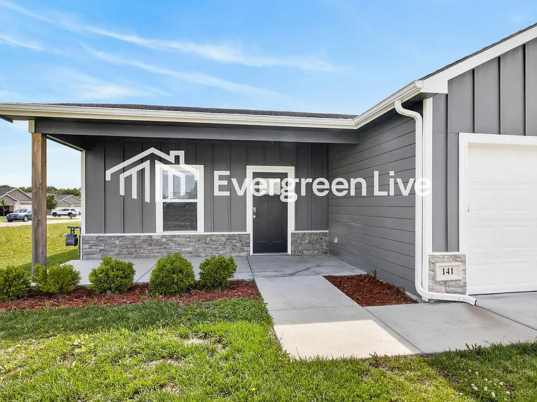 141 Burlington Dr — Photo 2