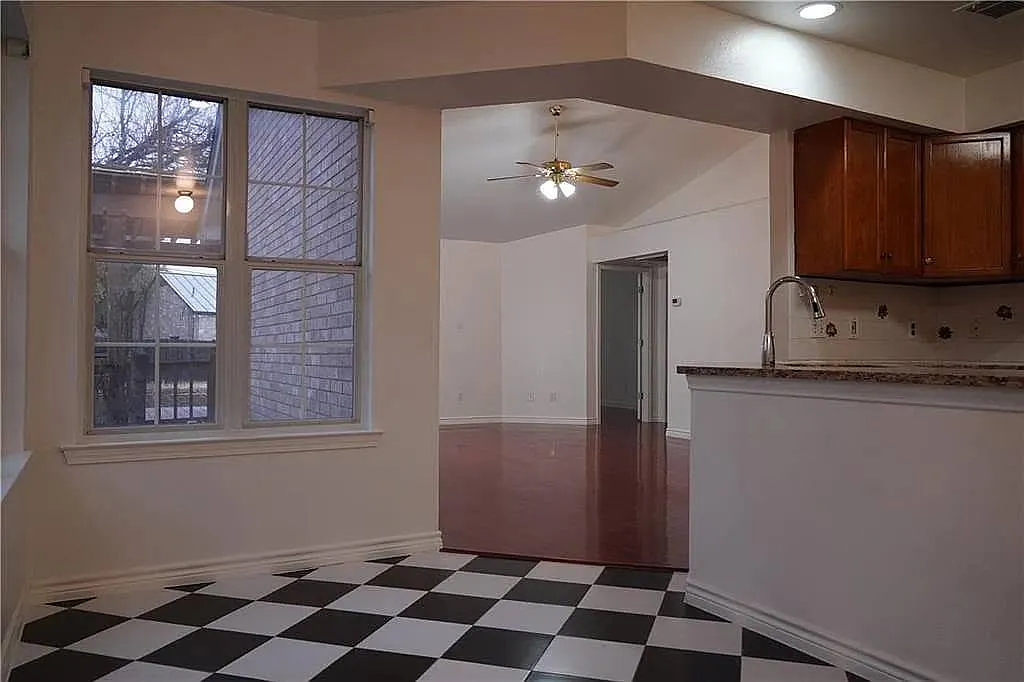 3 bed, 1339 sqft, $2,100 — Photo 4