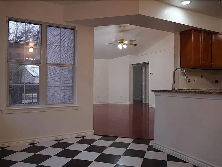 2103 Bluebonnet Dr — Photo 3