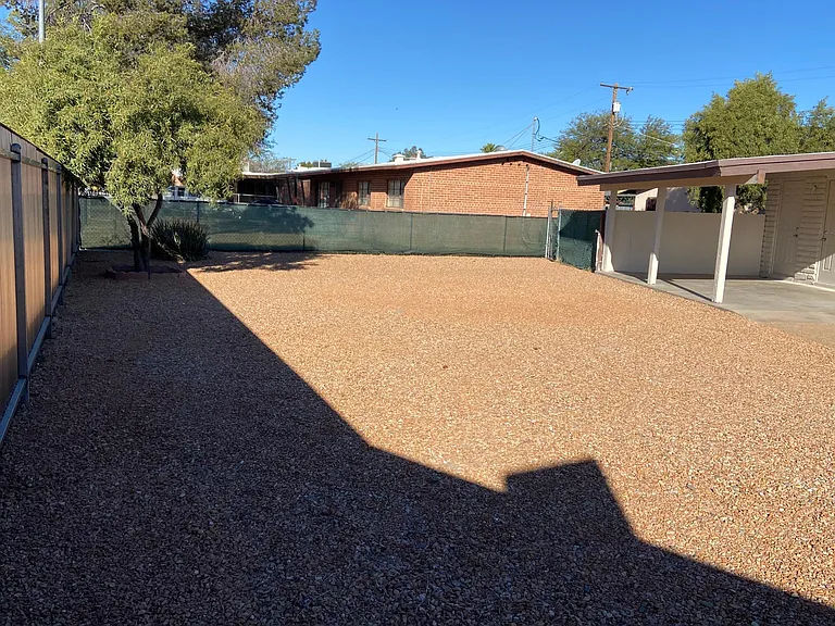 2401 N Jordan Dr — Photo 3