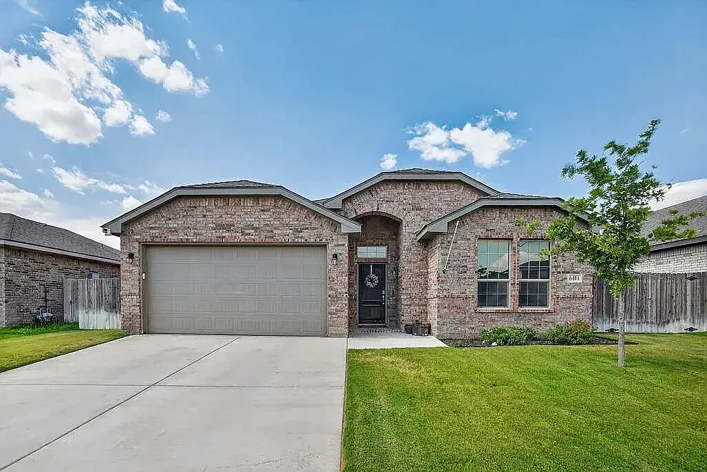 Near brand new 4 bd/2 bth home two homes from pool in quiet neighborhood! Turf backyard with plan... — Photo 1