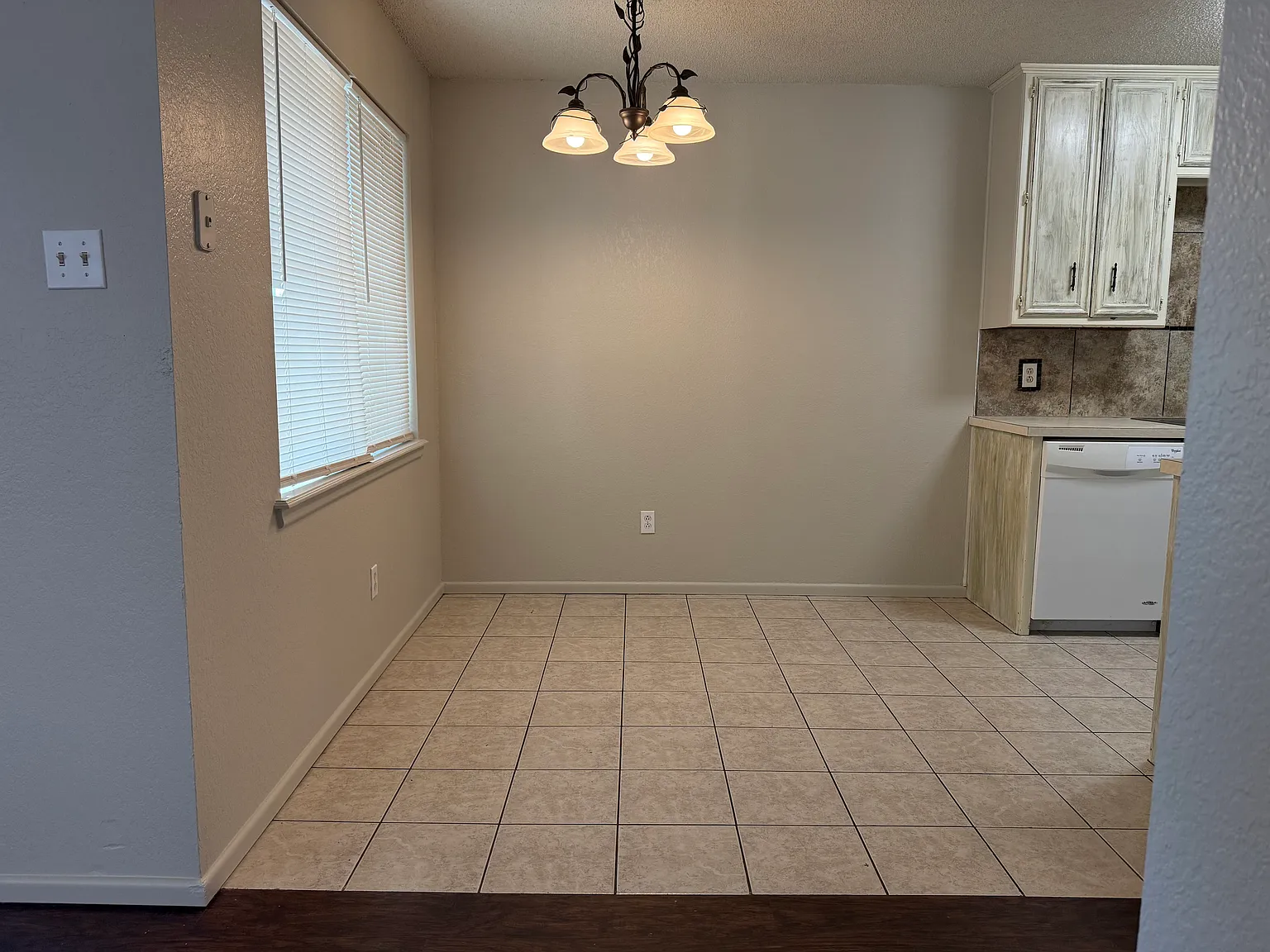 3 bed, 1027 sqft, $1,400 — Photo 3