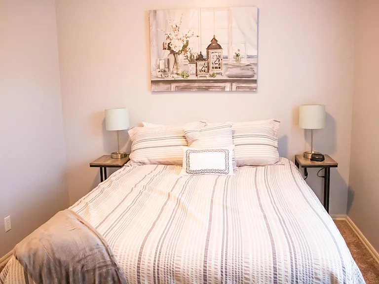 2nd bedroom, queen bed